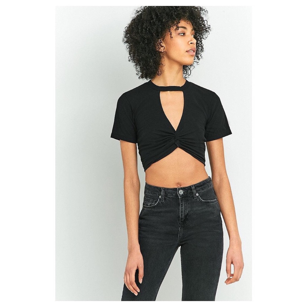 Cooperative Twist Front Choker Crop